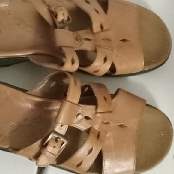CLARKS Womens tan Leather slip on buckle sandals low heel flats boho EUC sz 9 - Picture 3 of 7